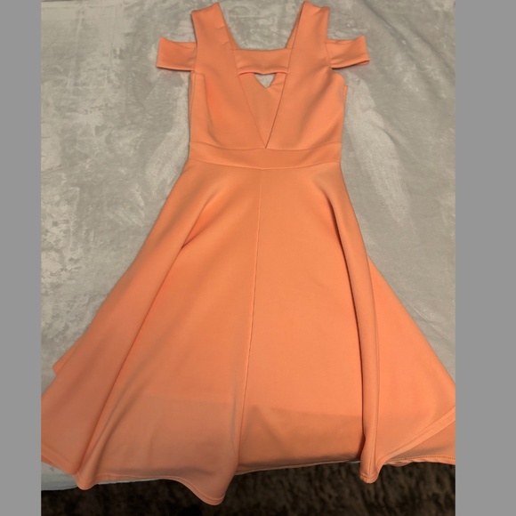 Boohoo | OFF THE SHOULDER PLUNGE HIGH LOW SKATER DRESS (4) - Picture 4 of 7